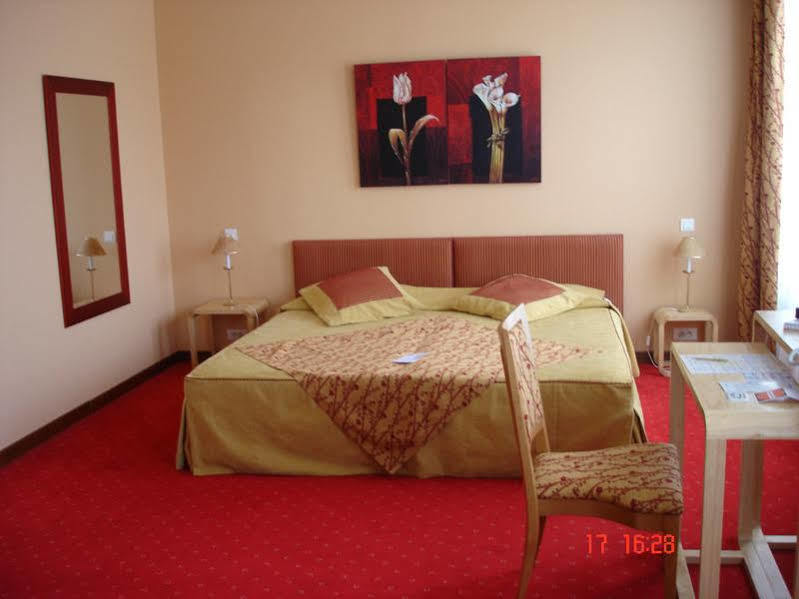 Brit Hotel Essentiel Pontivy Robic Ngoại thất bức ảnh